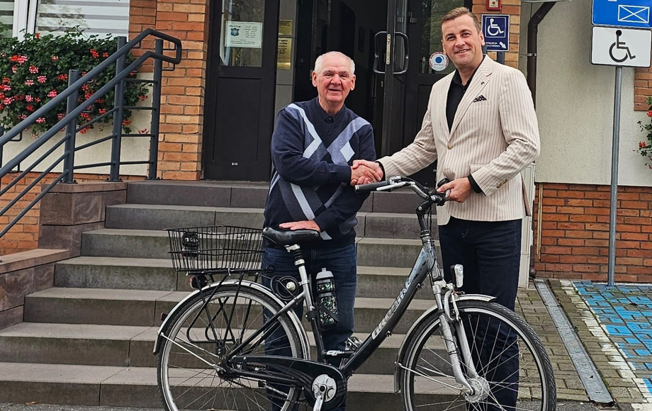 Rowerowy podróżnik Wiesław Lopko z Szczecinka odwiedził Urząd Gminy Przytoczna